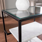 Table d'appoint Piesby à plateau en verre et étagères en marbre, noir/blanc