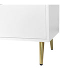 Commode à sept tiroirs avec poignées et pieds dorés