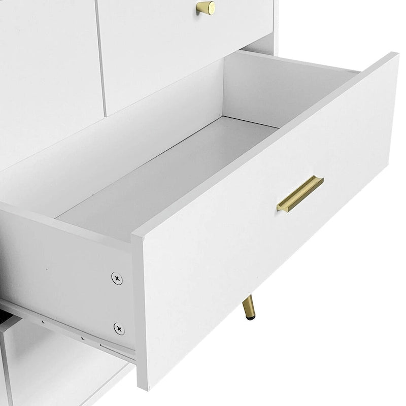 Commode à sept tiroirs avec poignées et pieds dorés