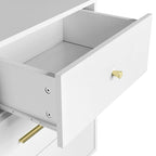 Commode à sept tiroirs avec poignées et pieds dorés