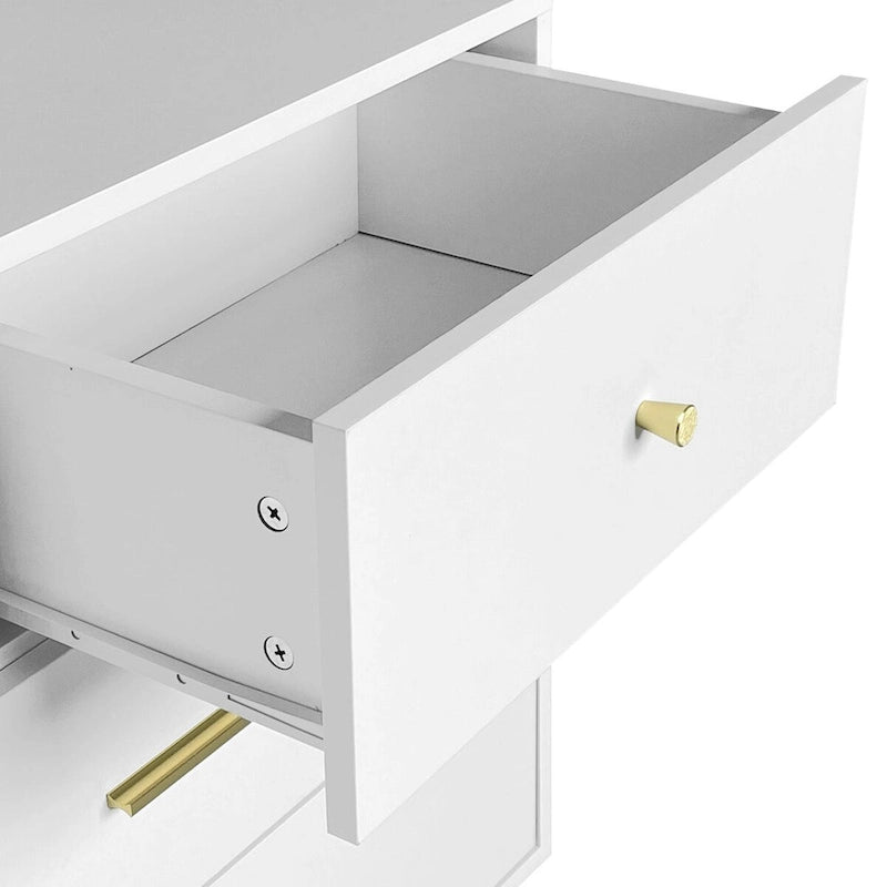 Commode à sept tiroirs avec poignées et pieds dorés