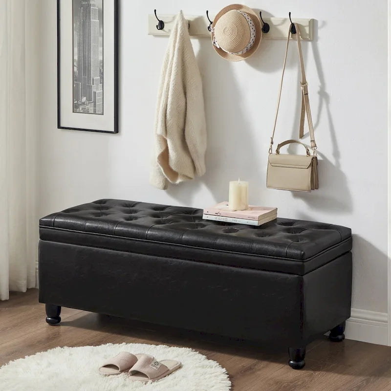 Banc de rangement capitonné noir avec revêtement en similicuir et pieds en bois tournés, Banc Ottoman de rangement